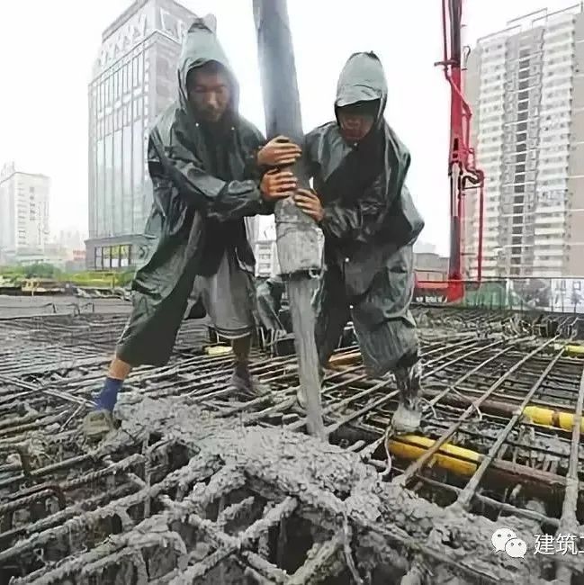 混凝土浇筑时突降暴雨怎么办